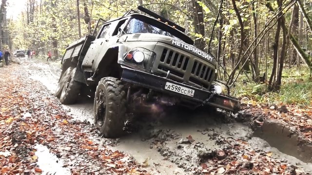 Мужик на ЗИЛ 131 ни секунды не сомневаясь кинулся в самую жижу.