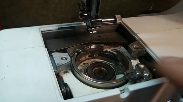 Ремонт швейной машинки Не захватывает нитку Частая проблема Не сложный ремонт