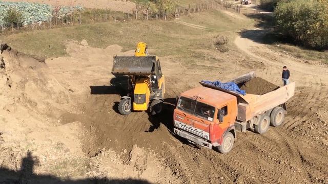 Трактор JCB Погрузчик грузил Самосвал КАМАЗ