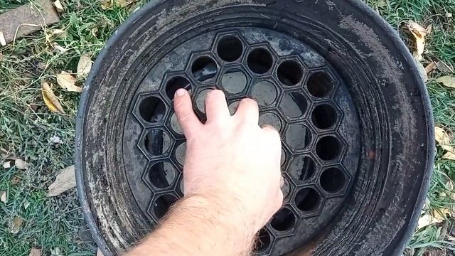Самодельная коптильня из ВЕДРА. Коптим сало.