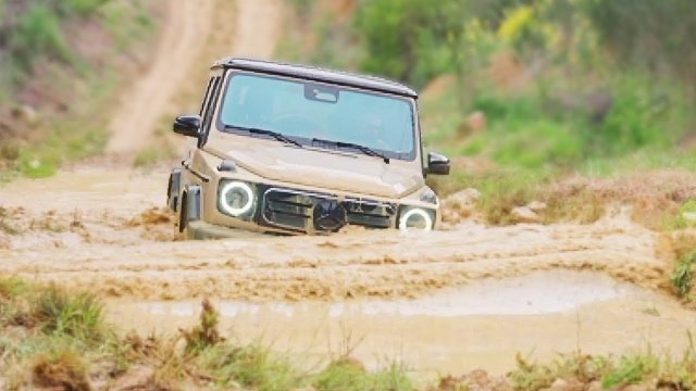 Электрический тест-драйв Mercedes G-класса по бездорожью. Танковый разворот.