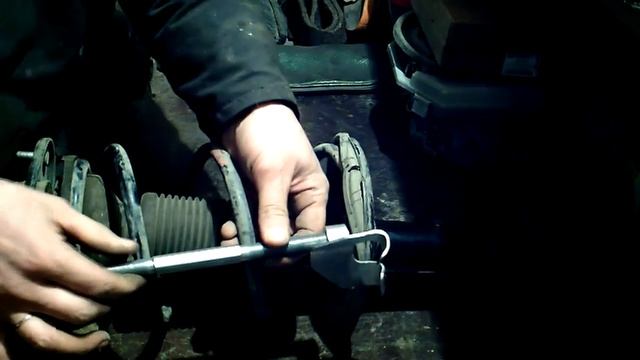 Как выкрутить гайку штока стойки амортизатора