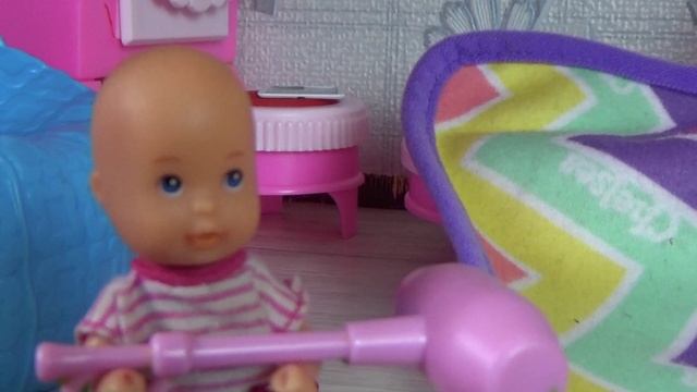 КАТЯ И МАКС ВЕСЕЛАЯ СЕМЕЙКА СЮРПРИЗ БАБАЙКА ДЛЯ ДИАНЫ #Мультик даринелка играем куклы