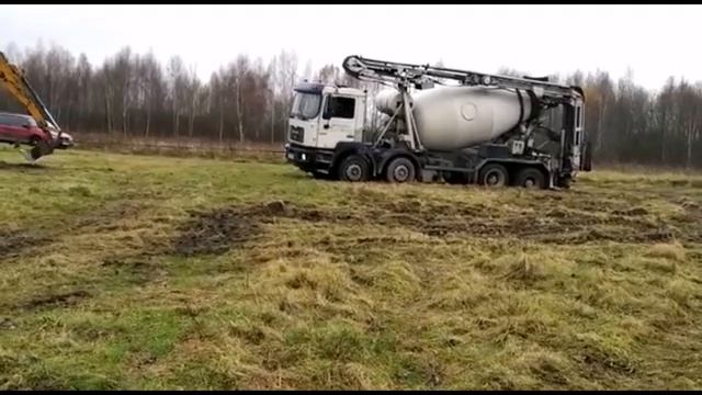 Строим на участке фундамент.