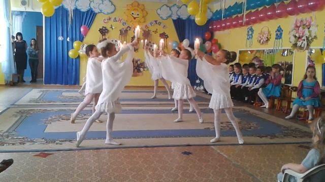 Танец ангелов со свечами. Песня про маму.