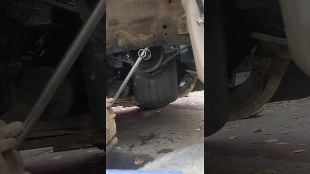 Nissan как снять Шкив коленвала стартером