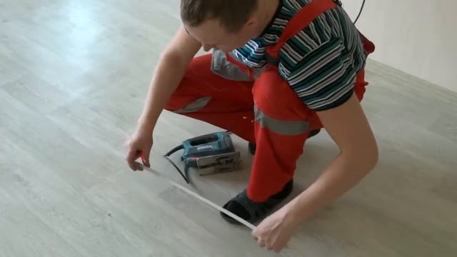 Как вырезать БАГЕТ ПВХ с двумя внутренними углами. Натяжные потолки.