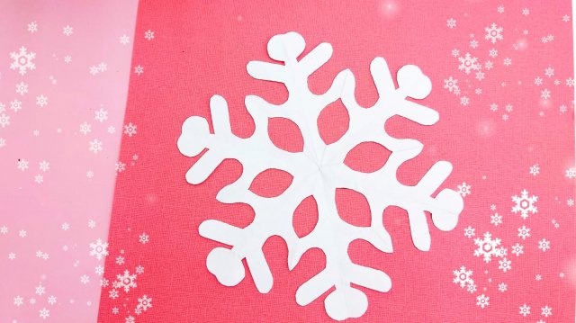 Как вырезать красивую снежинку из бумаги / Снежинка из бумаги / Как вырезать снежинку из бумаги
