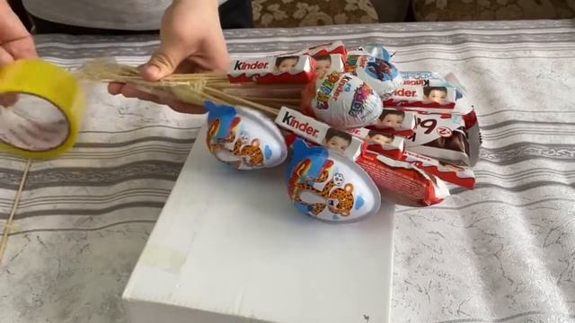 Букет из конфет. Букет из киндеров. Конфеттен букет жасау.