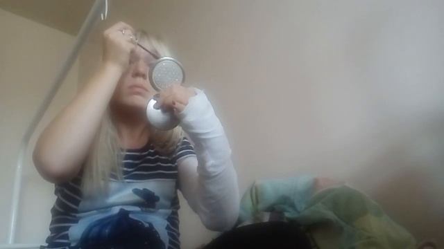 Как со сломанной рукой можно сделать макияж? Да очень просто.