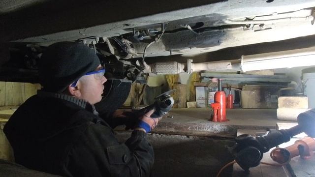 Замена шпильки "раздатки" ВАЗ Нива 21214. без нарезания резьбы и сварки .