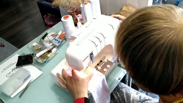 Janome Cover Pro II Обработка низа футболки при помощи приспособления 795-839-104 JANOME 7958391