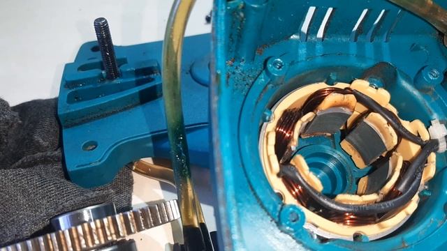 мини-пила Makita 36V запускается и сразу отключается