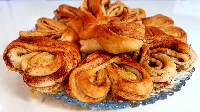 Сдобные булочки с корицей - домашние, мягкие, вкусные. Даже кушать жалко!
