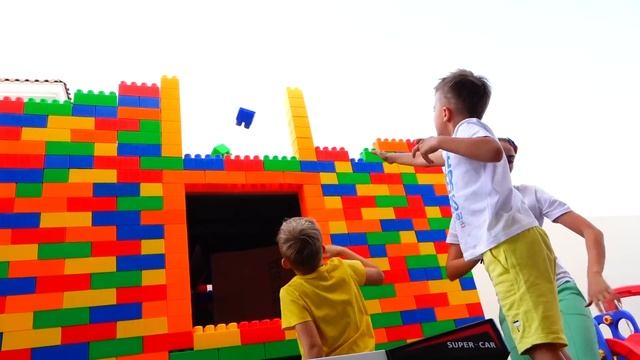 Влад и Никита строят трехэтажный дом из цветных блоков