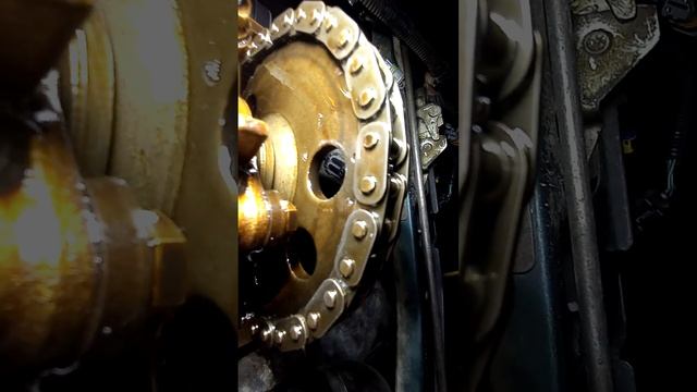 Находим и совмещаем метки ВМТ на распредвалу и коленвалу автомобиля ВАЗ 2123 ШЕВРОЛЕ НИВА 2008 г.в.