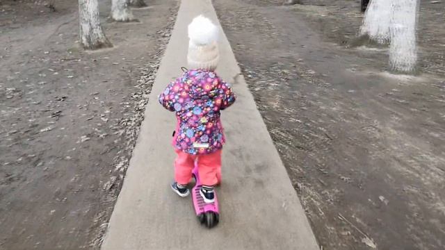 Видео для детей! Прогулка Леры и мамы в магазин игрушек.Кукла - Магнитные истории!