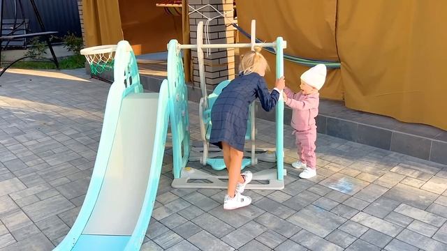 НИКА ИГРАЕТ, А СОФИЯ УЧИТСЯ. СОФУНЬЯ ШАЛУНЬЯ