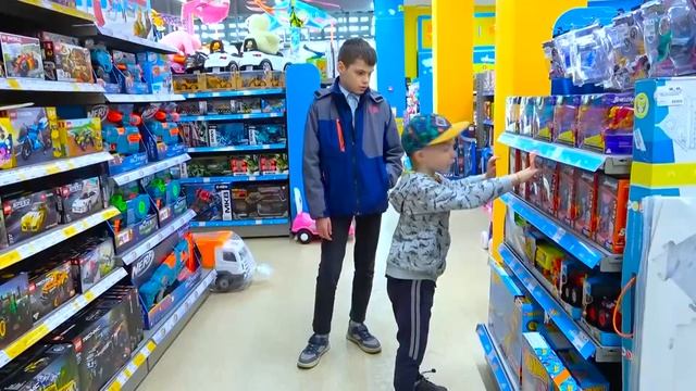 ФЁДОР заставил БРАТА купить ИГРУШКИ и ПИЦЦУ. ДВОЙКА у ГОШИ