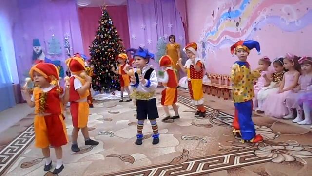"Танец Петрушек с погремушками"