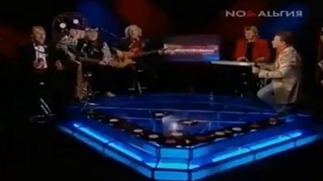 В реку смотрятся облака