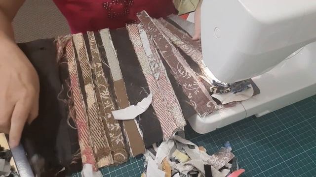 ШЬЕМ КОВРИК ИЗ ЛОСКУТОВ БЫСТРО И КРАСИВО ???НОВАЯ ВЕЩЬ ИЗ СТАРЫХ ОБРЕЗКОВ.