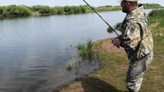 Рыбалка на озере снастью кормушка с сеткой.