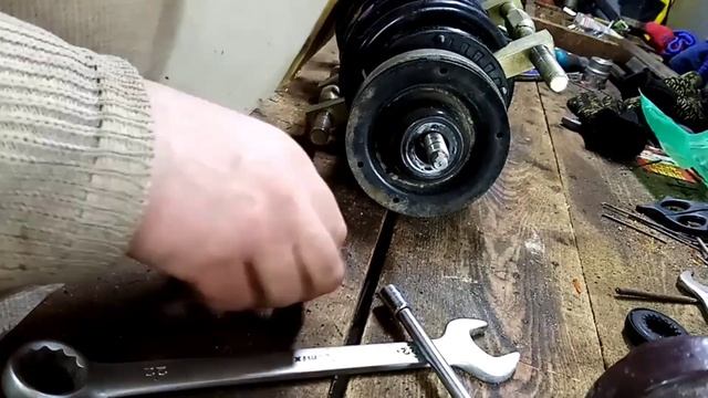 Делаем ревизию передней стойки Шевроле Авео