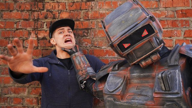 Робот сошел с ума и напал на нас! Как нам победить роботов?