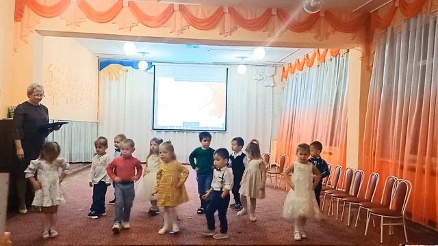 Танец на День Матери (вторая младшая группа)