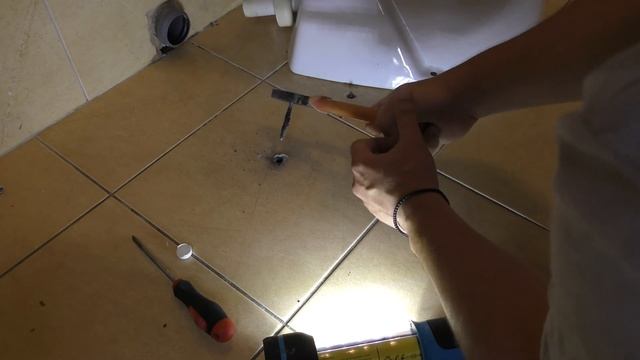 Как открутить (вытащить) сломанный болт / дюбель крепления унитаза к полу?