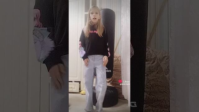 Like_7298393416039478490.mp4