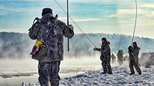 РЫБА СТОИТ СЛОЯМИ! И ТУТ ПРИШЛИ ОНИ! СУРОВАЯ ЗИМНЯЯ РЫБАЛКА НА АНГАРЕ!)