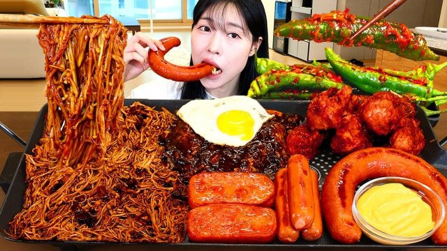 АСМР МУКБАНГ - Острая лапша с грибами, сосисками и спамом