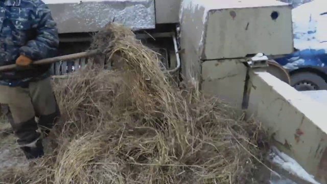 Проворачивает ВОМ на МТЗ.Кипуем сено ЗИМОЙ!