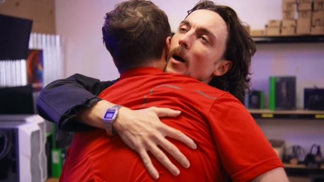 КОГДА КТОТО ПОСТОЯННО ОБНИМАЕТСЯ