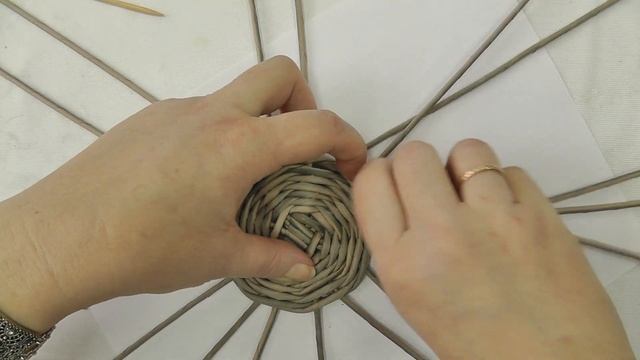 Круглое донышко с плавным переходом на стенки. Плетение из газетных трубочек