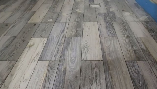 Душевой поддон из керамогранита в деревянном доме