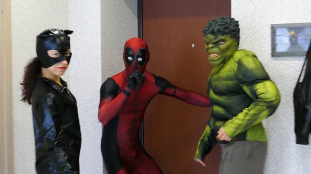 Беременная Фроузен Эльза против Спайдермена. Женщина кошка похитила ребенка спайдермена, КАРАУЛ!!!