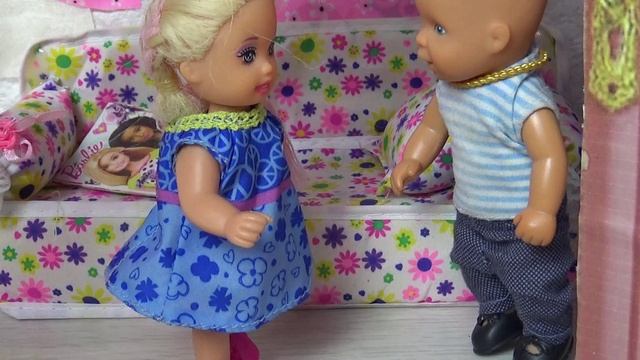 КАТЯ И МАКС КАК МАЛЕНЬКИЕ ВЕСЕЛАЯ СЕМЕЙКА мультики с куклами Барби видео с игрушками для детей