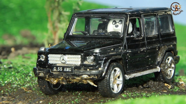 Мультик про машинки. Маша и медведь катаются по грязи. МанкиМульт