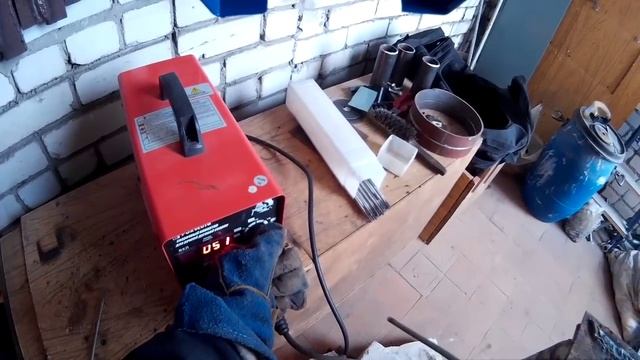 Почему на инверторе сварочный ток на всю, а электрод не горит.mp4
