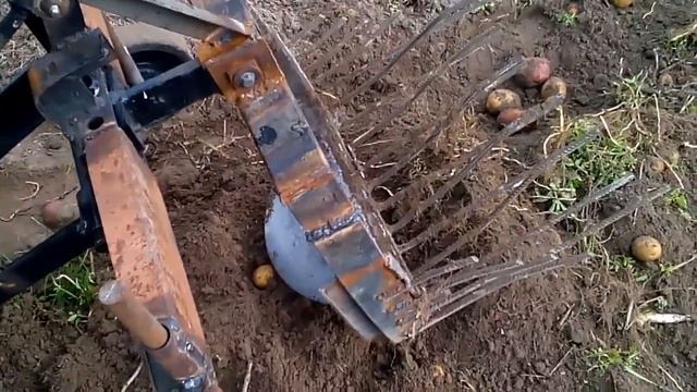 Простейшая картофелекопалка к минитрактору.