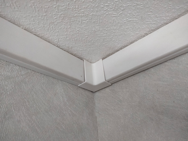 Как красиво и функционально закрыть щели между стеной и потолком