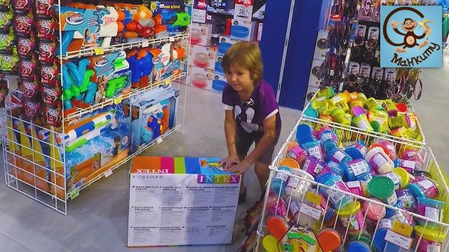 Милан и папа купили новый батут с водной горкой. МанкиТайм на канале Манкиту