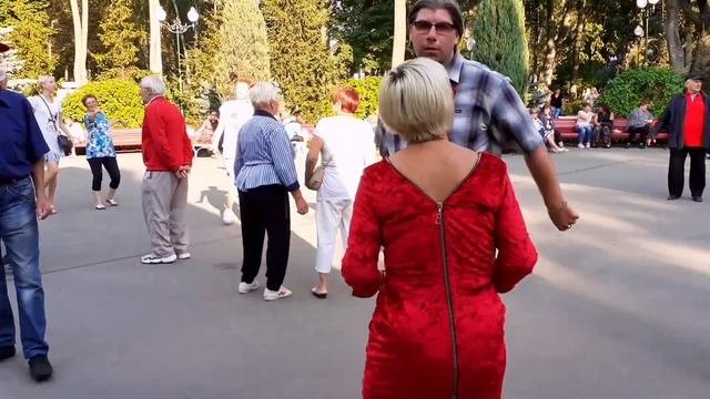 ИНТЕРЕСНЫЙ МОМЕНТ! ТАНЦЫ В ПАРКЕ ГОРЬКОГО ХАРЬКОВ