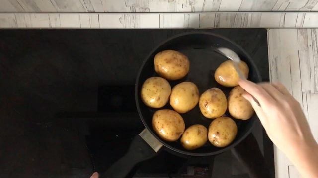 Молодая картошка на сковороде в кожуре целиком ? Как пожарить молодую картошку в кожуре целиком