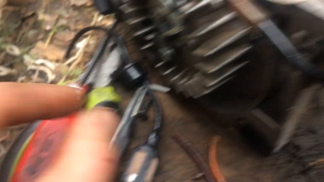 Течь бензина из бензопилы вытекает бензин