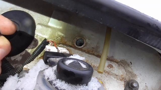 Замена тросика открытия капота на Ниве.