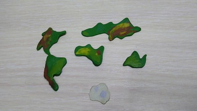 Леплю планету земля из пластилина.